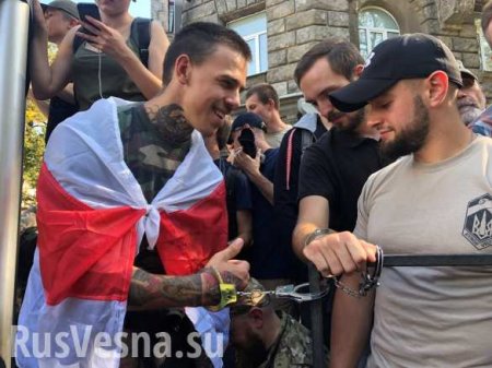 Иностранцы-«атошники» приковали себя наручниками у Администрации Порошенко (ФОТО, ВИДЕО)