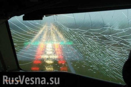Предупреждая трагедию: пассажирский самолёт готовится к посадке в Красноярске из-за трещины в лобовом стекле