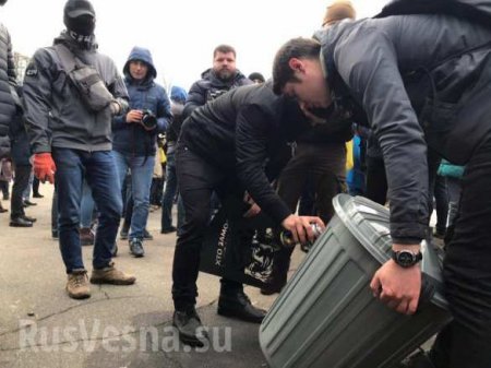 «Аваков — мусор и вор»: к дому главы МВД принесли мусорник (ФОТО, ВИДЕО)