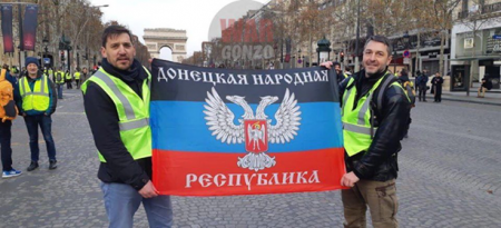 Во время протестов в Париже развернули флаг ДНР, «свидомые» украинцы в ярости (ФОТО)