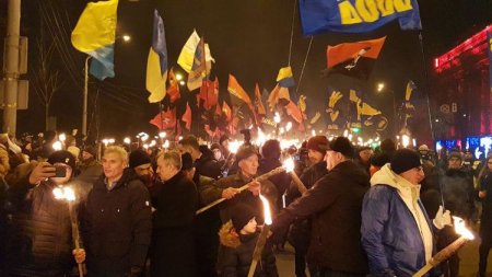 Факельные шествия и боевики в колпаках Санта-Клауса: на Украине отмечают день рождения Бандеры (ФОТО)