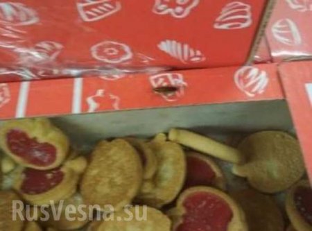 «Разгуливали, как дома», — в супермаркете Мелитополя на коробках с печеньем увидели тараканов (ФОТО)