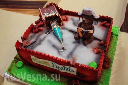 Украинский министр съел торт в виде развалин Кремля (ФОТО)