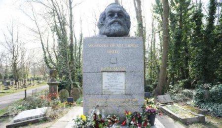 В Лондоне осквернили могилу Карла Маркса (ФОТО)