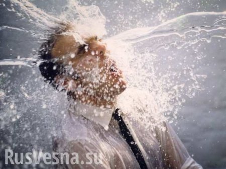 Кандидата в президенты Украины облили водой за слова о пенсиях (ВИДЕО)
