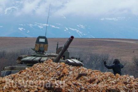 «Аллигаторы» Ка-52 прикрывают работу танков Горловской бригады ЧФ в Крыму (ФОТО)