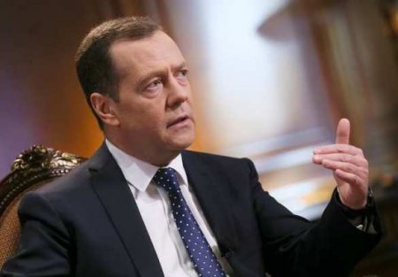 По экономике РФ был нанесён тройной удар, — Медведев
