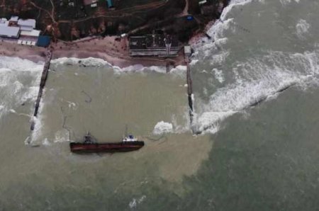 В Одессе снова не смогли поднять затонувший танкер Delfi