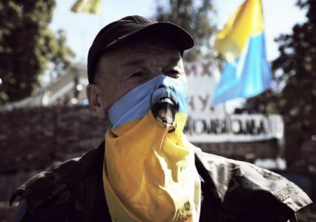 Враги окружают: в Запорожье «патрiоту» померещился флаг ДНР (ВИДЕО)