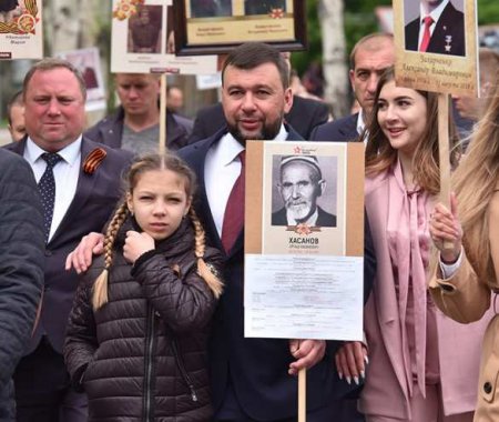 Глава ДНР возглавил многотысячное шествие «Бессмертного полка» в Донецке (ФОТО)