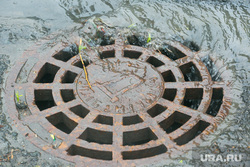 Тюменскую канализацию забило строительными касками времен СССР. Фото