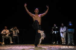 В Екатеринбурге покажут постановку в танце с тонной песка о стихотворении. Фото, видео