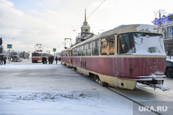 В Екатеринбурге начинающий водитель врезался в трамвай и парализовал движение. Видео
