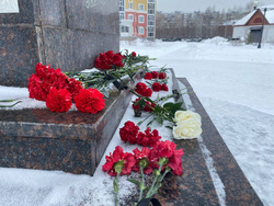 Жители ХМАО несут цветы к стихийным мемориалам в память о погибших в «Крокусе». Фото