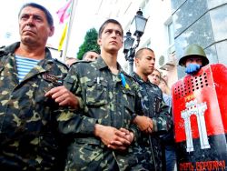 Майдан пригрозил властям военным переворотом