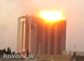 Видео попадания снарядов в многоэтажку в центре Луганска