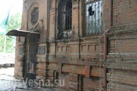 Взорванное здание СБУ в Славянске (фото-лента)