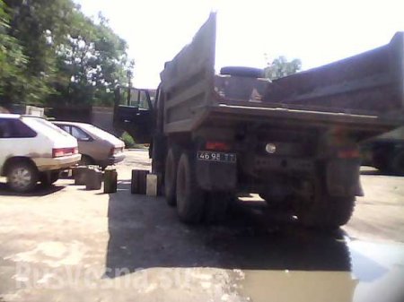 Пока матери десантников перекрывают центр города, в Николаеве сливают топливо с военных грузовиков
