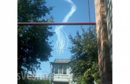 МОЛНИЯ: над Харцызском сбит очередной военный самолет Украины, в небе парашютисты (фото/видео)