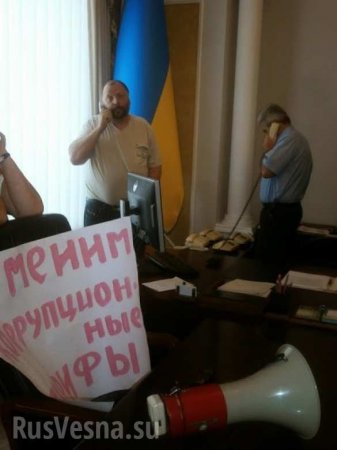 В Чернигове пенсионеры штурмовали областную администрацию и местную раду (фото, видео)
