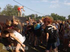 Пока украинская армия гибнет на Донбассе, свидомая молодежь отрывается на фестивале украинского духа Бандерштат под Луцком (фото, видео)