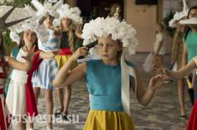 Девочка-Украины на показе мод в Москве симулировала самоубийство (фото, видео)
