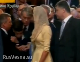 Сын Порошенко упал в обморок во время торжественного молебна (видео)