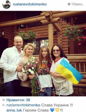 София Ротару встала под украинский флаг с лозунгом «Слава Украине!»  (фото)