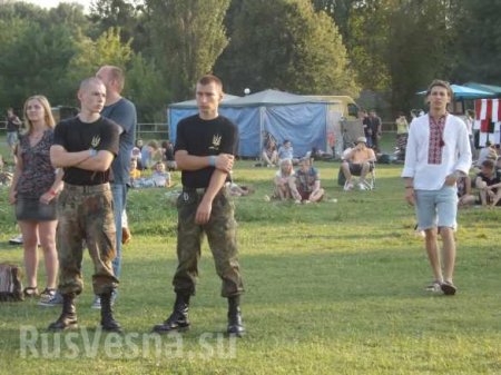 Пока украинская армия гибнет на Донбассе, свидомая молодежь отрывается на фестивале украинского духа Бандерштат под Луцком (фото, видео)