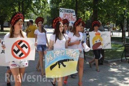 Харьков митингует: толпы фашистов против бесстрашных девушек, женщин и стариков (фото, видео)