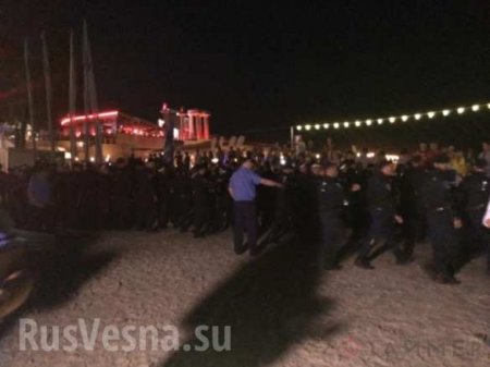 Одесская милиция разогнала активистов Майдана, пытавшихся сорвать концерт Ани Лорак (фото, видео)
