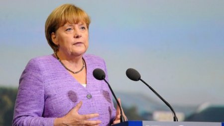 Ангела Меркель обеспокоена проездом гуманитарного конвоя на Украину