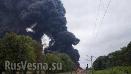 От дыма и огня не видно неба — страшный пожар в Черкассах, горят цистерны с нефтепродуктами (фото, видео)