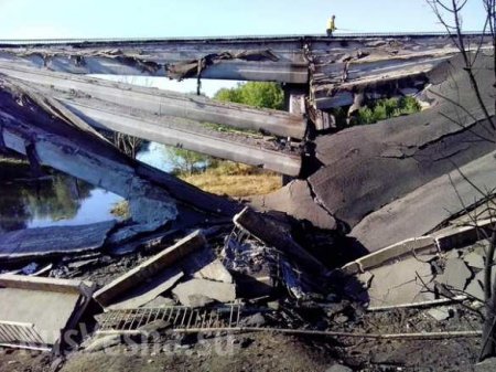 Каратели взорвали мост в Гранитном, пытаясь остановить наступление  на Мариуполь (видео)
