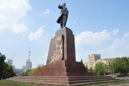 В Харькове снесли недавно восстановленный памятник Ленину