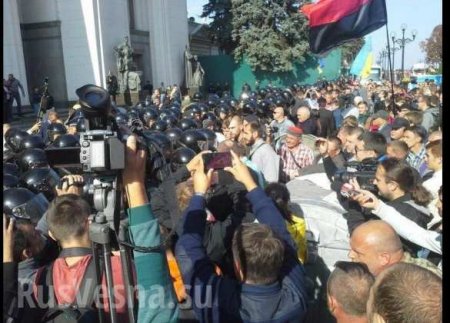 У Верховной рады в Киеве начались столкновения. «Правый сектор» пытается прорвать кордон милиции (онлайн)