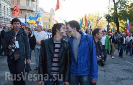 В знак протеста против так называемого «марша мира» жители центра Москвы вывесили в окнах флаги ДНР и ЛНР (фото)
