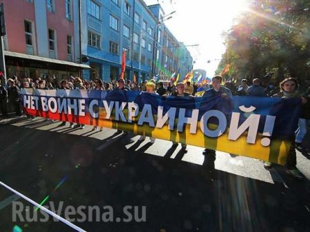 В знак протеста против так называемого «марша мира» жители центра Москвы вывесили в окнах флаги ДНР и ЛНР (фото)