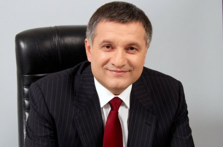 Аваков просит украинцев больше не бросать политиков в мусорные баки
