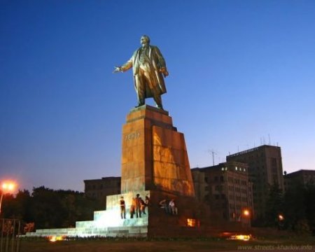 Участники митинга в Харькове решили разрушить памятник Ленину в центре города
