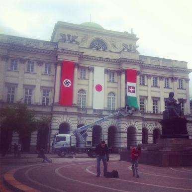 В центре Варшавы вывесили огромный нацистский флаг