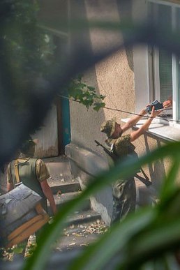 Украинские войска грабят квартиру в Краматорске