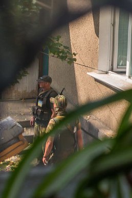 Украинские войска грабят квартиру в Краматорске
