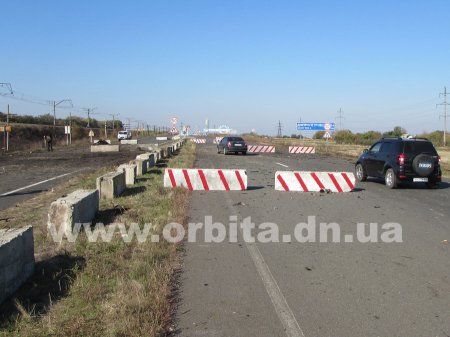 У блокпоста между Красноармейском и Павлоградом взорван автомобиль с боеприпасами, перекрыта дорога (фото/видео)