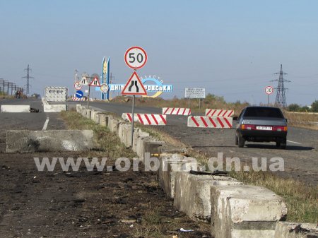 У блокпоста между Красноармейском и Павлоградом взорван автомобиль с боеприпасами, перекрыта дорога (фото/видео)