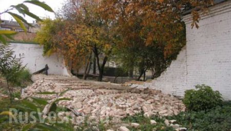 В Киеве обрушилась стена Софийского собора (фото)