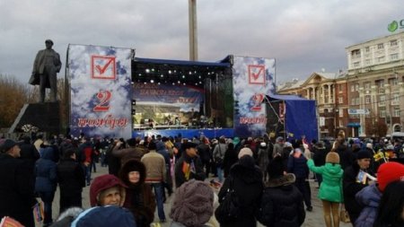 в Донецке проходит концерт посвященный выборам