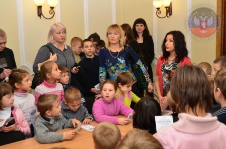 Для детей Донецкого интерната № 8 провели экскурсию по драматическому театру