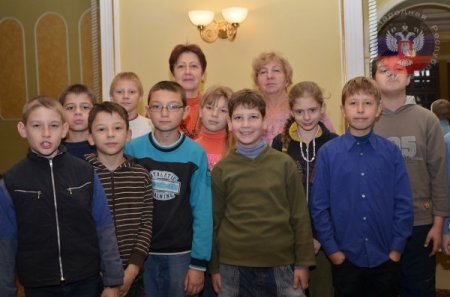 Для детей Донецкого интерната № 8 провели экскурсию по драматическому театру