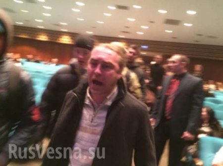 Поклонники Ани Лорак прогнали радикала-свободовца Мирошниченко, который забрался на сцену с громкоговорителем (видео/фото)